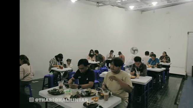 Potret Warung Nasi Bakar Melati Eks JKT48 (YouTube/Thariq Halilintar)