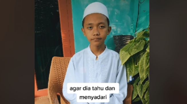 Viral Cara Ibu Ini Tanggapi Keluhan Anak di Pesantren Menuai Kritik: Anak Saya Akan Sukses Tanpa memberi Menderita