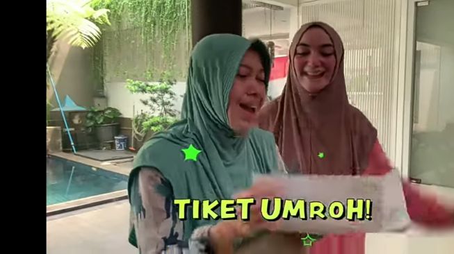  Artis Beri Hadiah Mewah ke Pegawai (YouTube/Ciky Citra Rezky)