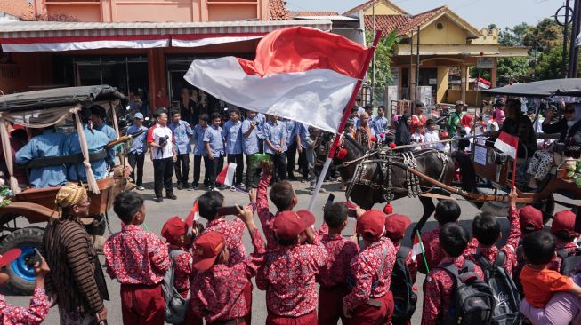 Sejumlah pelajar menyaksikan Kirab Budaya di Kabupaten Pekalongan, Jawa Tengah, Kamis (25/8/2022). [ANTARA FOTO/Harviyan Perdana Putra/wsj]