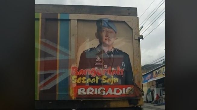 Viral Foto Belakang Truk Bertuliskan 'Bangunlah Sesaat Brigadir J' Tuai Sorotan: Sopirnya Keren Parah