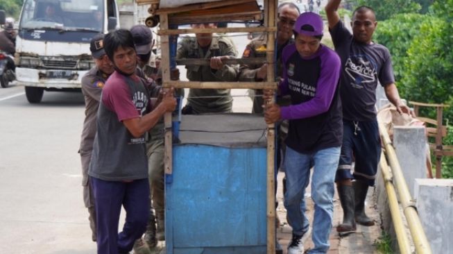 Puspemkab Tangerang Disterilisasi dari PKL, Pedagang Bongkar Sendiri Lapaknya