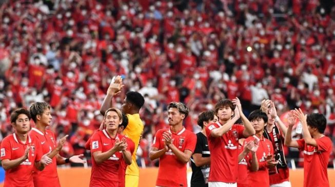 Pemain-pemain Urawa Red Diamonds menyampaikan tepuk tangan kehormatan kepada para penggemarnya saat akhir pertandingan semifinal Liga Champions Asia antara Jeonbuk Hyundai Motors FC dan Urawa Red Diamonds di Saitama, Jepang, 25 Agustus 2022. (AFP/KAZUHIRO NOGI)