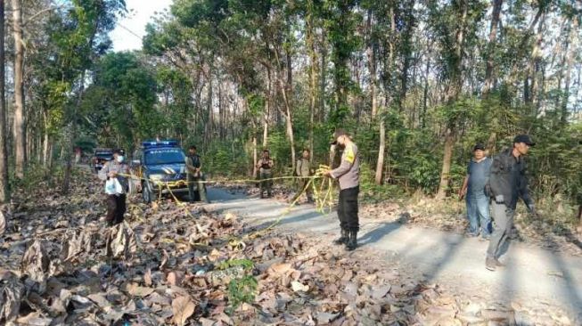 Geger Mayat Pria Berbaju Batik di Hutan Ngawi