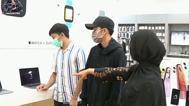  Artis Beri Hadiah Mewah ke Pegawai (YouTube/Ricis Official)