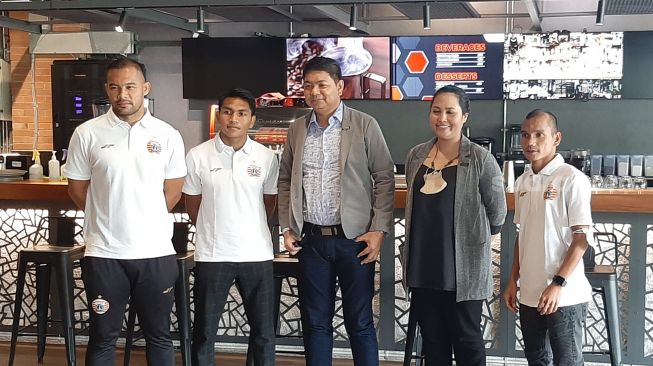 Acara peresmian kerjasama Persija Jakarta dan Octa Investama Berjangka sebagai sponsor untuk Liga 1 2022/2023 di kawasan Senayan, Jakarta, Kamis (25/8/2022). (Suara.com/Adie Prasetyo Nugraha).