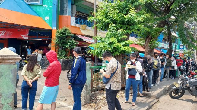 Demi Uang Baru, Warga Rela Antre Menukar Pecahan Rupiah Lama di Pasar Slipi