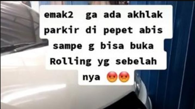 Emak-Emak Enggak Ada Akhlak, Parkir Mobil Sembarangan hingga Bikin Pemilik Toko Susah Buka Pintu