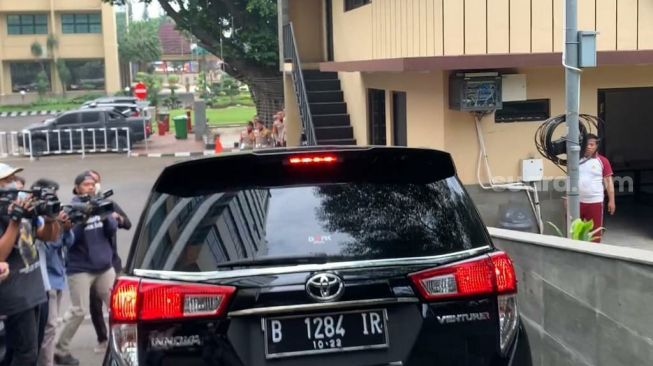 Penampakan mobil yang membawa istri Ferdy Sambo, Putri Candrawathi saat penuhi panggilan Bareskrim Polri. Putri bakal diperiksa sebagai tersangka kasus pembunuhan berencana terhadap Brigadir J. (Suara.com/Rakha)