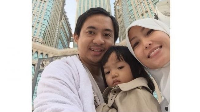 Potret bayi artis ikut umrah. (Instagram/@mrsayudewi)