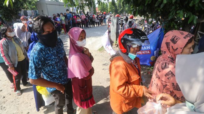 Warga antre membeli telur ayam murah saat operasi pasar di Kota Kediri, Jawa Timur, Jumat (26/8/2022). [ANTARA FOTO/Prasetia Fauzani/foc]