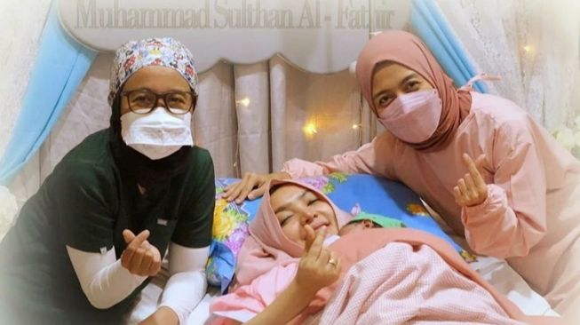 Potret Roro Fitria Melahirkan Anak Pertama (instagram/@roro.fitria1989)