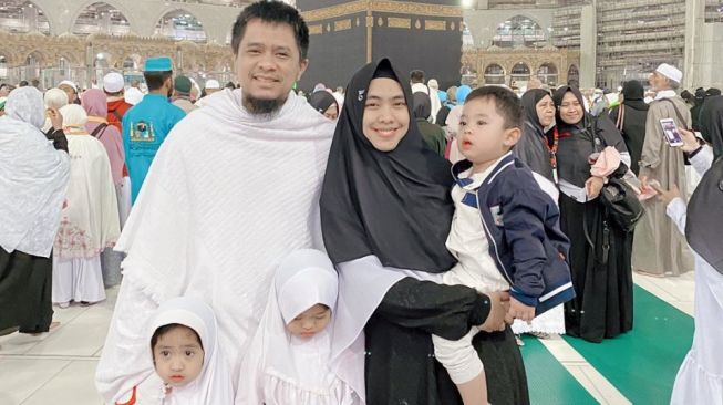 Potret bayi artis ikut umrah. (Instagram/@okisetianadewi)