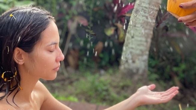 Artis Jalani Prosesi Melukat di Bali (instagram/@pevpearce)