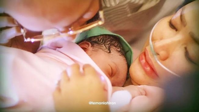 9 Potret Roro Fitria Melahirkan Anak Pertama, Bangga Lahiran Melalui Proses Normal