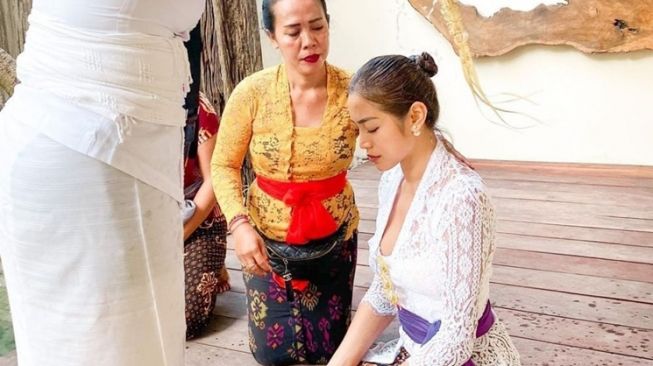 Artis Jalani Prosesi Melukat di Bali (instagram/@inijedar)