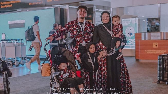 Potret bayi artis ikut umrah. (Instagram/@rickyharun)