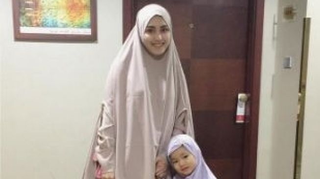 Potret bayi artis ikut umrah. (Instagram/@ayutingting92)