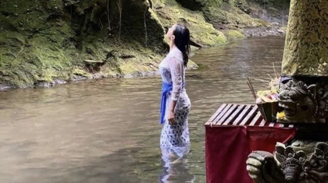 Artis Jalani Prosesi Melukat di Bali (instagram/@ralineshah)