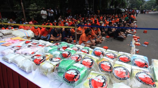 Sejumlah barang bukti dan tersangka dihadirkan ketika rilis hasil Operasi Kamtibmas di Polda Metro Jaya, Jakarta, Jumat (26/8/2022). [ANTARA FOTO/Reno Esnir/foc]