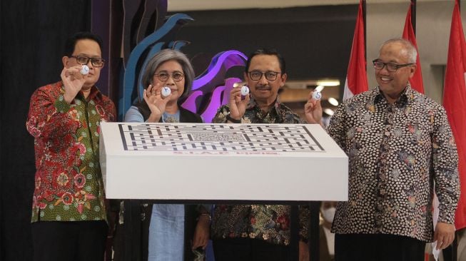 Deputi Gubernur Bank Indonesia Juda Agung (kedua kanan), Anggota Komisi XI DPR Indah Kurniawati (kedua kiri), Kepala Perwakilan Bank Indonesia Jawa Timur Budi Hanoto (kanan) serta Sekretaris Daerah Provinsi Jawa Timur Adhy Karyono (kiri) memperlihatkan bola bertuliskan QRIS saat pembukaan Festival Simfoni Rupiah 2022 di Surabaya, Jawa Timur, Kamis (25/8/2022). [ANTARA FOTO/Moch Asim/hp]