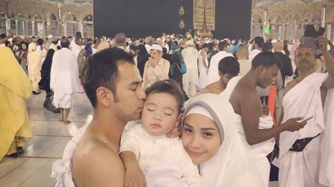 Potret bayi artis ikut umrah. (Instagram/@raffinagita1717)