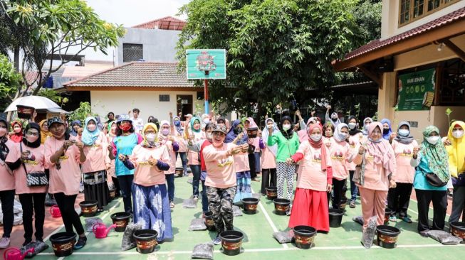 Penuhi Permintaan Warga, Relawan Mak Ganjar Bagikan 1.500 Pohon Cabai di Jaktim