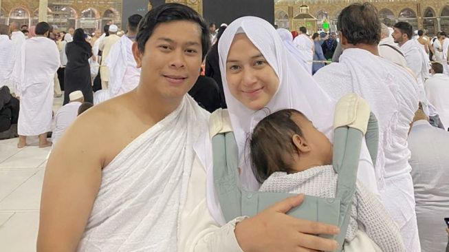 Potret bayi artis ikut umrah. (Instagram/@ninazatulini22)