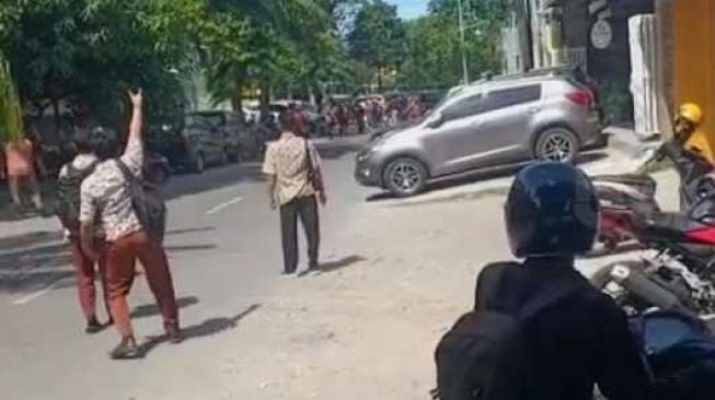 Sorotan Kemarin, Pelajar Surabaya Tawuran sampai Temuan Diduga Jejak Kaki Dinosaurus di Sungai