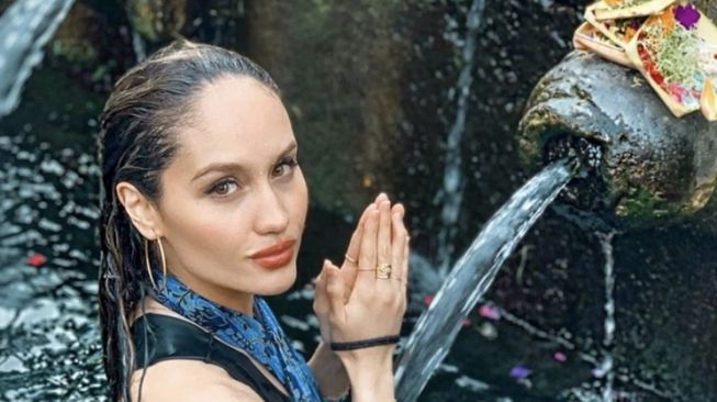 Artis Jalani Prosesi Melukat di Bali (instagram/@claurakiehl)