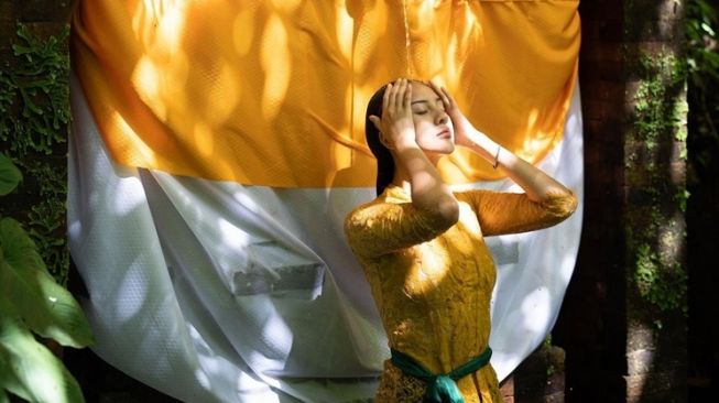 Artis Jalani Prosesi Melukat di Bali (instagram/@anyageraldine)