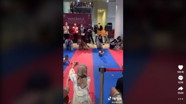 Lomba bayi merangkak, sang ayah mancing dengan cara anti mainstream. [TikTok]