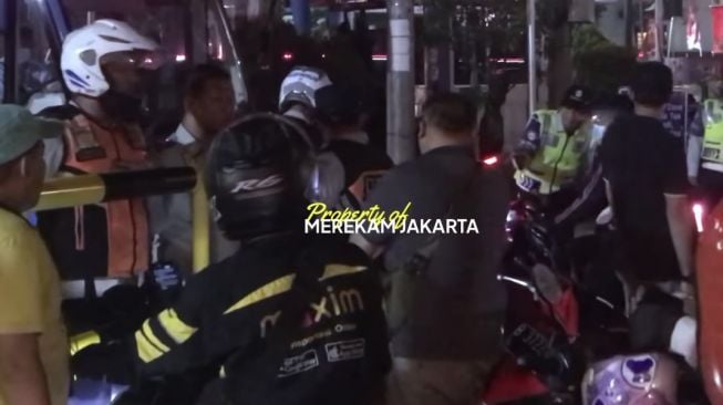 Kesal Dilarang Melintas ke Kawasan Kota Tua, Pengendara Motor Ini Bersitegang dengan Petugas Dishub  DKI