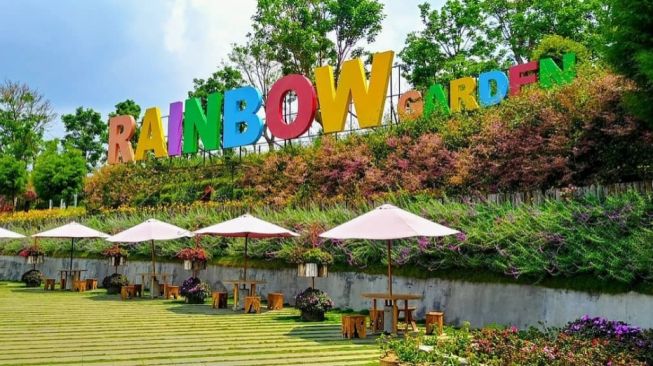 Rainbow Garden, Menikmati Kembang Warna-warni di Kota Kembang