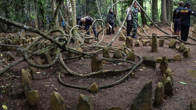 Anggota Lembaga penelitian independen, Tokoh adat budaya Sunda Jawa barat, TNI dan Polri menunjukan batu dengan posisi melingkar atau Circle Stone di Desa Jahiang, Kecamatan Salawu, Kabupaten Tasikmalaya, Jawa Barat, Kamis (25/8/2022). [ANTARA FOTO/Adeng Bustomi/hp]