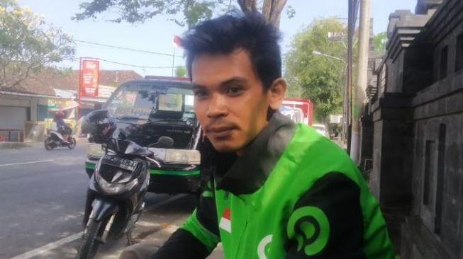 Pengemudi ojek online di Bali, Reza hanya berharap kenaikan harga BBM bersubsidi juga diikuti dengan naiknya tarif ongkos. [Suara.com/Yonata Udawanda]