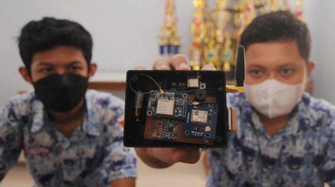 Dua orang siswa menunjukkan komponen elektronik Sistem Pendeteksi Kecelakaan di SMA Negeri 1 Boyolali, Jawa Tengah, Kamis (25/8/2022). [ANTARA FOTO/Aloysius Jarot Nugroho/wsj]