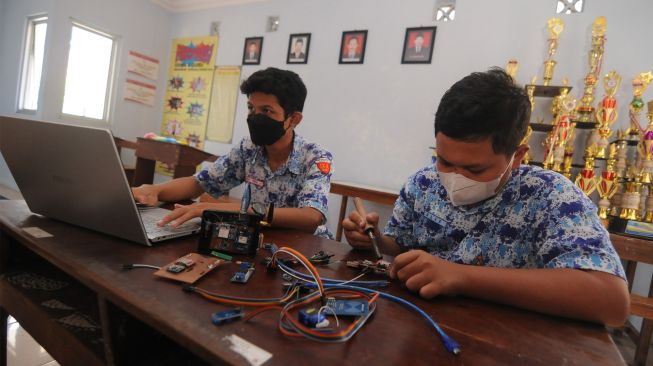 Dua orang siswa merakit komponen elektronik Sistem Pendeteksi Kecelakaan di SMA Negeri 1 Boyolali, Jawa Tengah, Kamis (25/8/2022). [ANTARA FOTO/Aloysius Jarot Nugroho/wsj]