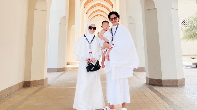 Potret bayi artis ikut umrah. (Instagram/@rey_mbayang)