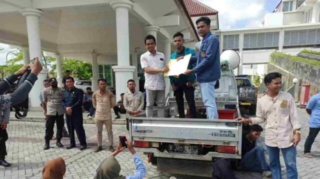 Anggota DPRD Lombok Tengah Ini Rela Panas-panasan Temui Aksi Mahasiswa