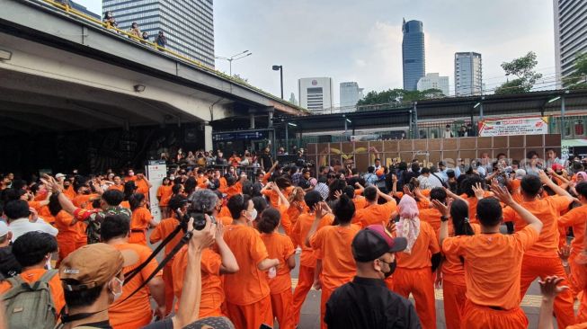 Sekitar 500 orang mengenakan seragam narapidana syuting video klip lagu "Balon Udara" untuk soundtrack film Miracle In Cell No 7 di kawasan Dukuh Atas, Jakarta Pusat, Jumat (26/8/2022).