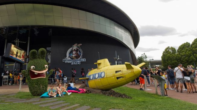 PPenampakan pintu masuk atraksi (La Machine voyager dans le temps) di taman hiburan Futuroscope di Chasseneuil-du-Poitou, Prancis, Jumat (19/8/2022). [GUILLAUME SOUVANT / AFP]