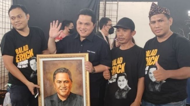 Relawan Balad Erick Thohir dan Menteri BUMN Erick Thohir [SuaraSulsel.id/ANTARA/HO-Dokumentasi Pribadi]