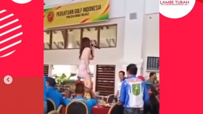 Aksi panggung Bella Angelica dianggap tak senonoh [Instagram/@lambe_turah]