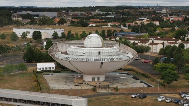 Gambar udara menunjukkan bangunan  memasak masa depan Joel Robuchon di taman hiburan Futuroscope di Chasseneuil-du-Poitou, Prancis, Jumat (19/8/2022). [GUILLAUME SOUVANT / AFP]