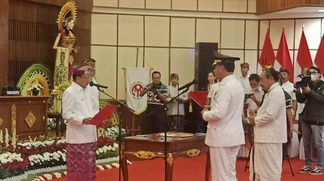 Pilih Ketut Lihadnyana Sebagai Penjabat Bupati Buleleng, Koster : Prestasinya Sangat Bagus