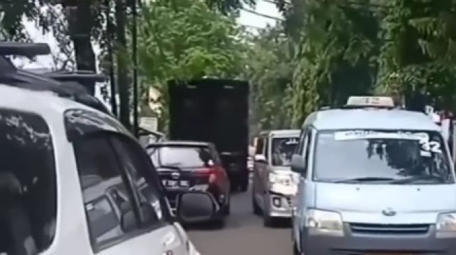 Parkir Sembarangan Sampai Bikin Macet, Sopir Angkot Sulut Emosi Warganet