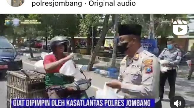 Razia Jumat Berkah Polres Jombang dipimpinan Kasat Lantas Polres Jombang AKP Rudi Purwanto  [Instagram: polresjombang].