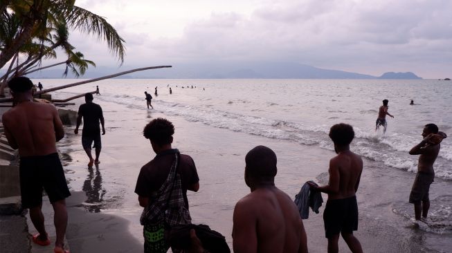 Pengunjung berwisata di Pantai Holtekamp, Distrik Muara Tami, Kota Jayapura, Papua, Jumat (26/8/2022). [ANTARA FOTO/Sakti Karuru/wsj]