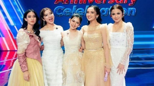 Gaya Anggun Jebolan Indonesian Idol Kenakan Dress, Milik Keisya Levronka Unik Banget